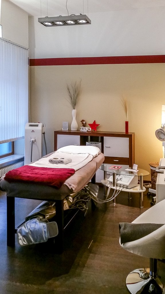 Behandlungsliege bei skinplace in Freising