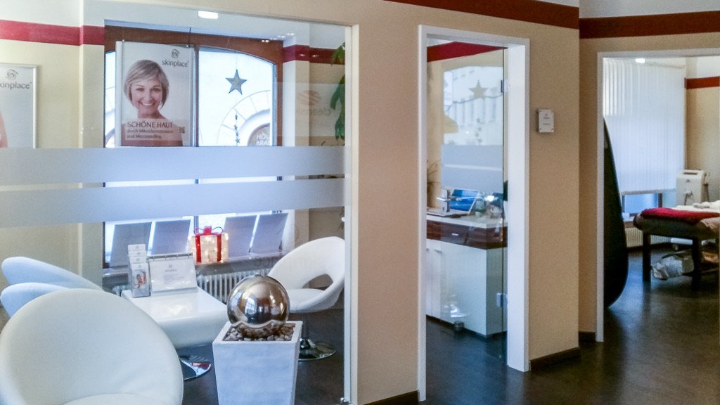 Eingangsbereich der skinplace Praxis in Freising