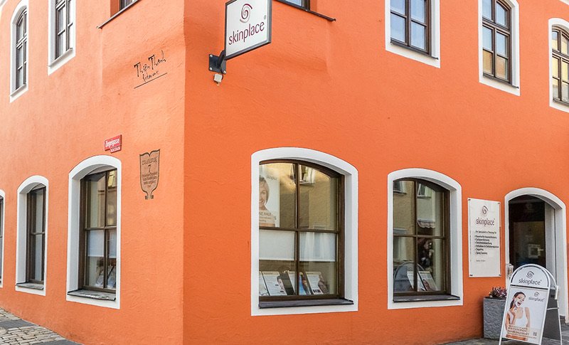 Hausfassade der skinplace Praxis in der Ziegelgasse 7 in Freising